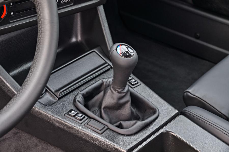 Детали интерьера BMW M3 Pickup (E30) 1986 года  (фото 23 из 25)